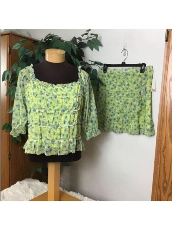 SO Dresses & Skirts - SO faux wrap skirt & on/off shoulder set Woman’s Juniors size XL floral